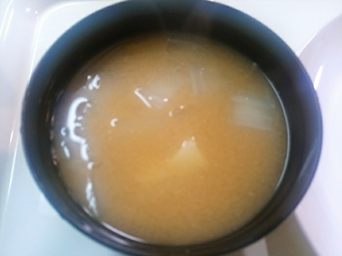角切りジャガ芋と白菜の味噌汁