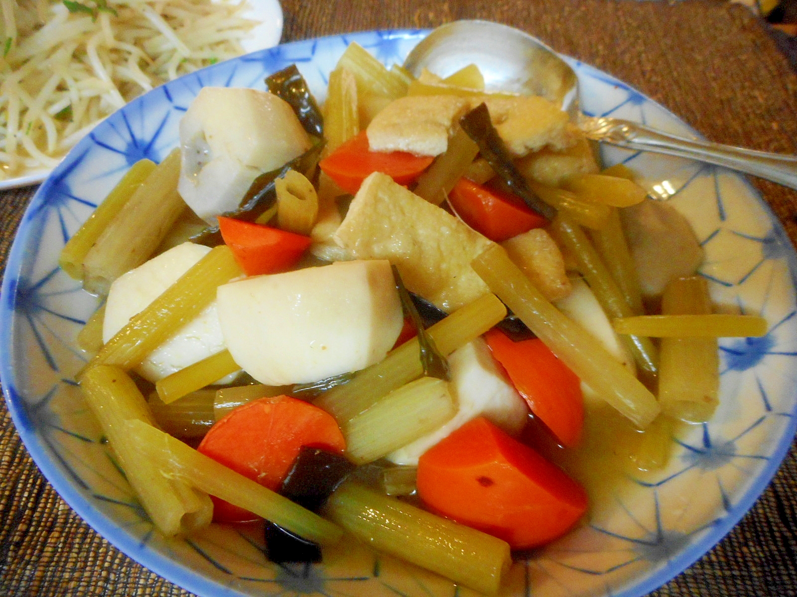 フキと里芋とお揚げの煮物