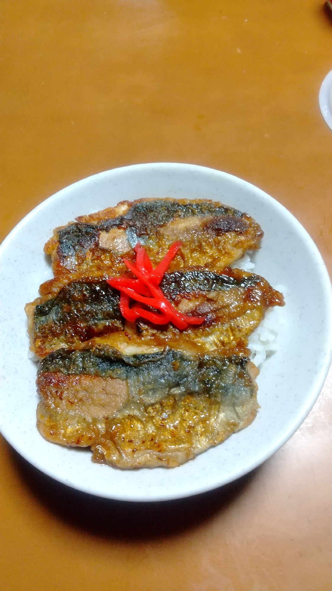 骨抜きも楽しい！アジの蒲焼き丼
