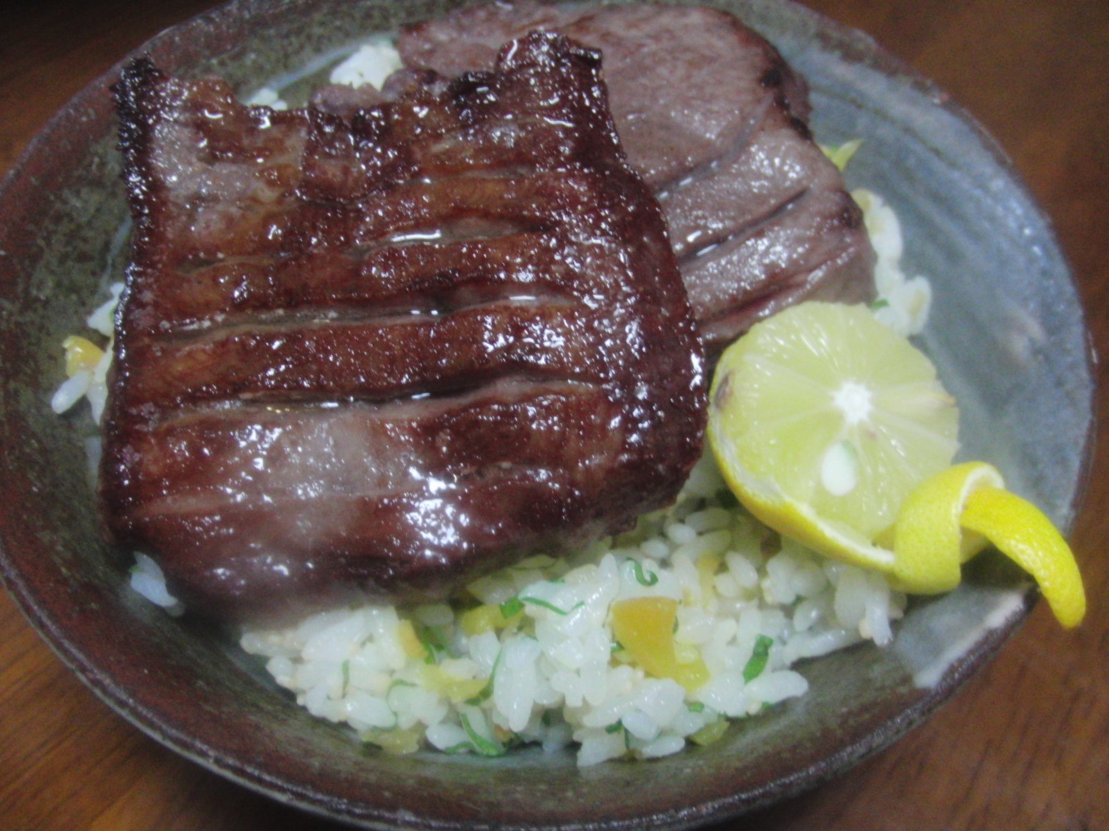 漬けもの飯の厚切り牛タン丼