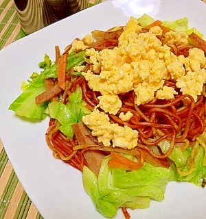 ぶっかけ炒り玉と一緒にいただくスパイシー焼きそば