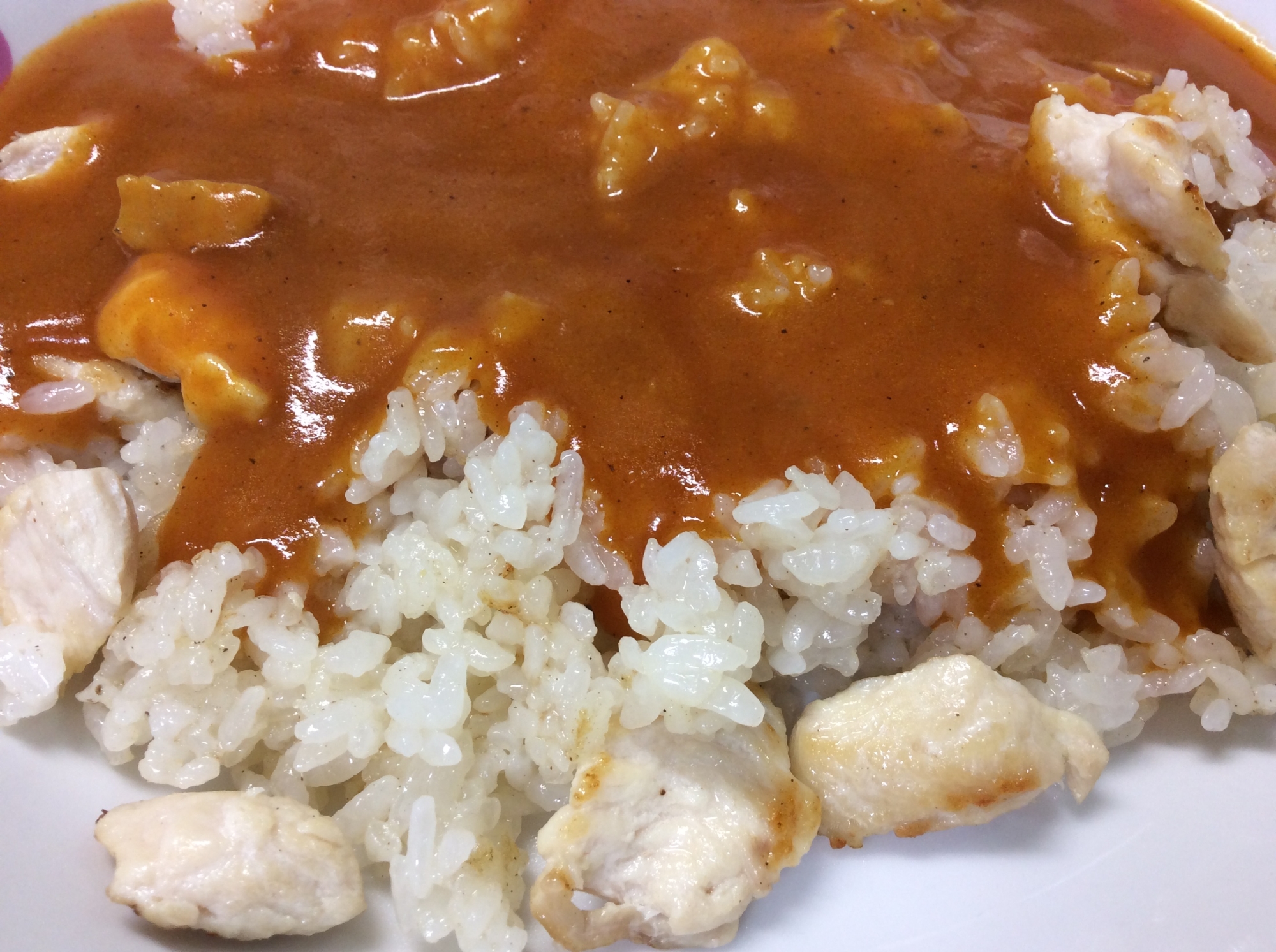 鶏肉炒めごはんのインスタントカレー乗せ