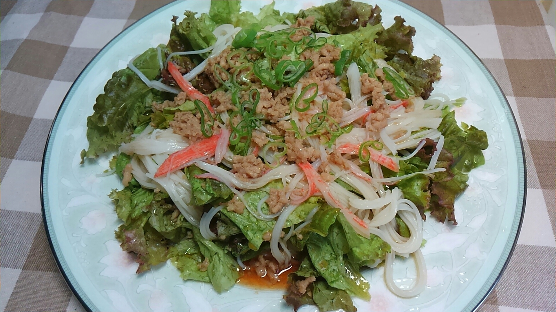 ヘルシー☆鶏挽き肉と蟹カマのせサラダ素麺