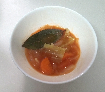 ジョン・リーさん☺️実家で収穫したローリエでトマト缶スープ作りました☘️ハム入れたのに、ローリエの下になったみたいです(汗)夕飯にいただきます♥️レポ感謝です✨