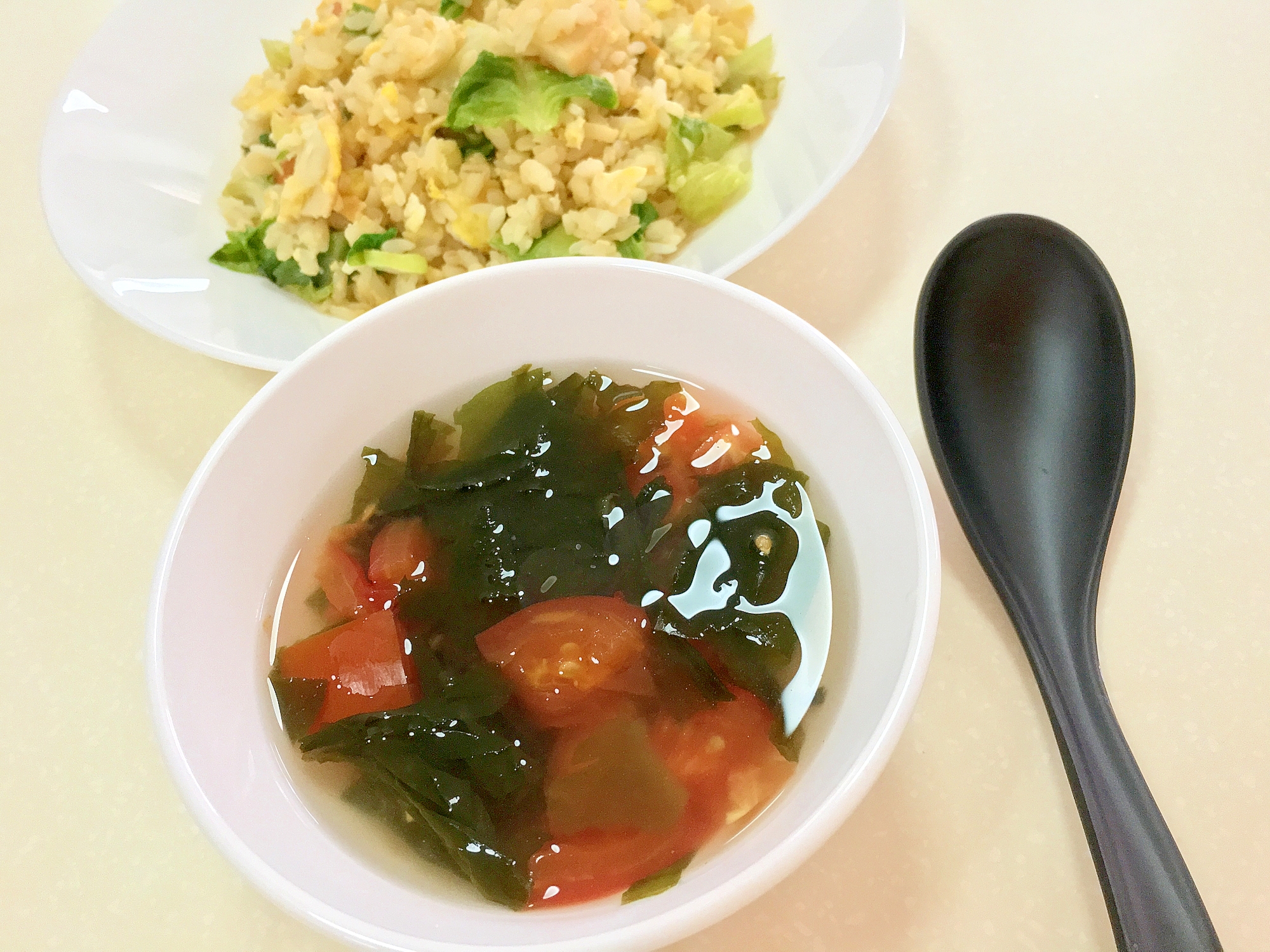 トマトとワカメのシンプル中華スープ