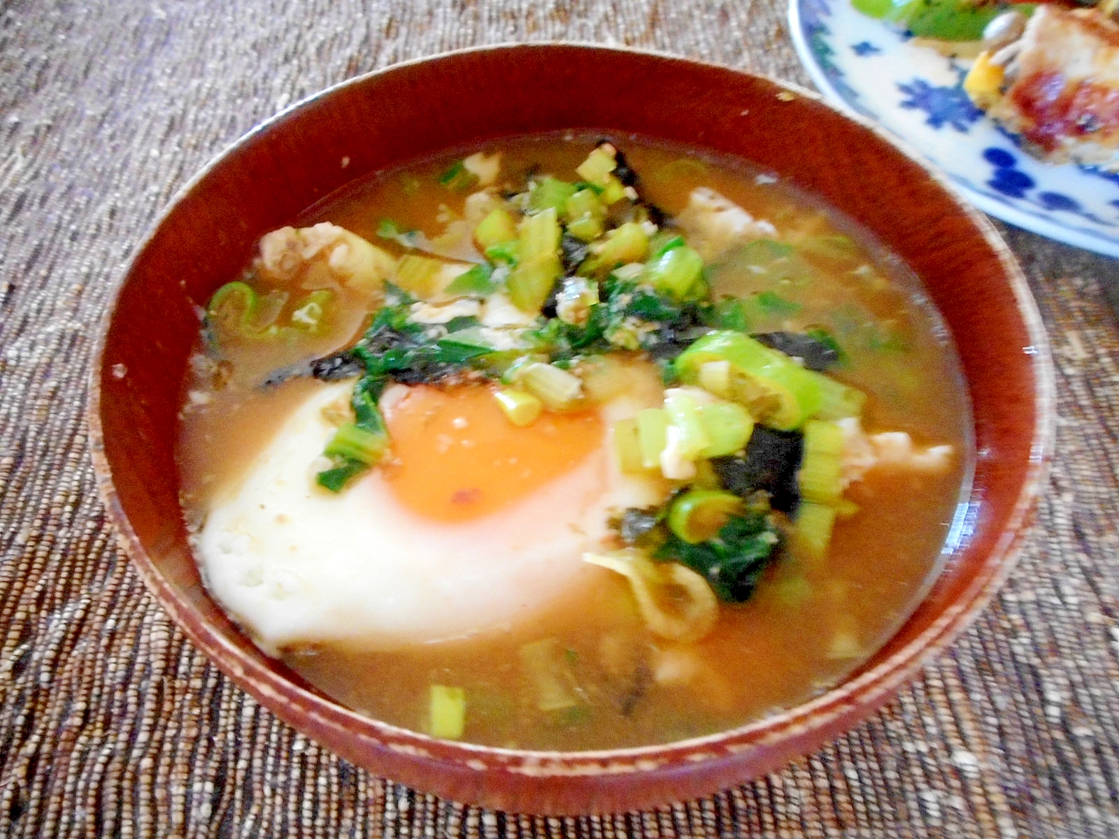 小松菜、海苔、ネギの落とし卵味噌汁