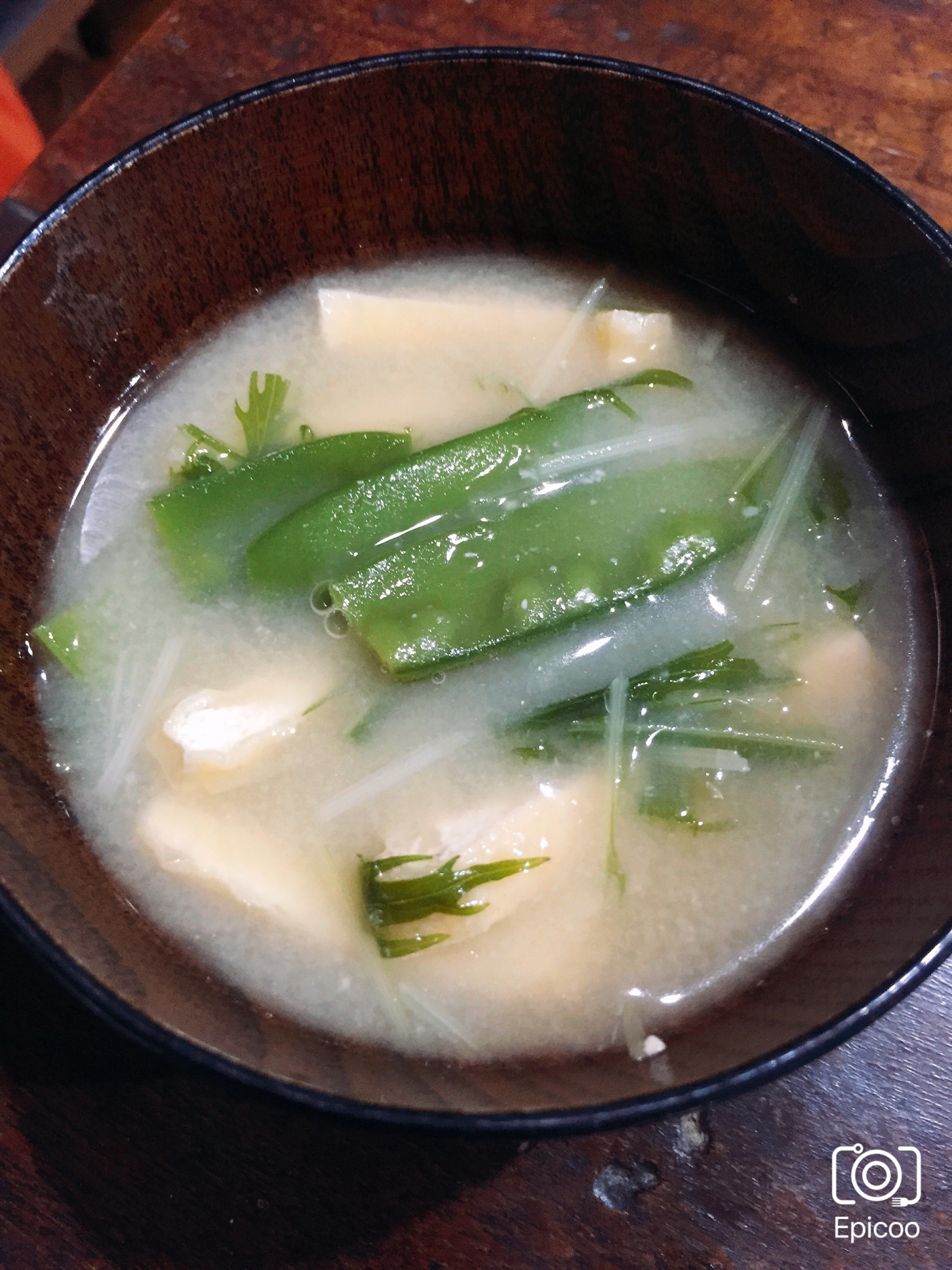 サヤエンドウと水菜のお味噌汁