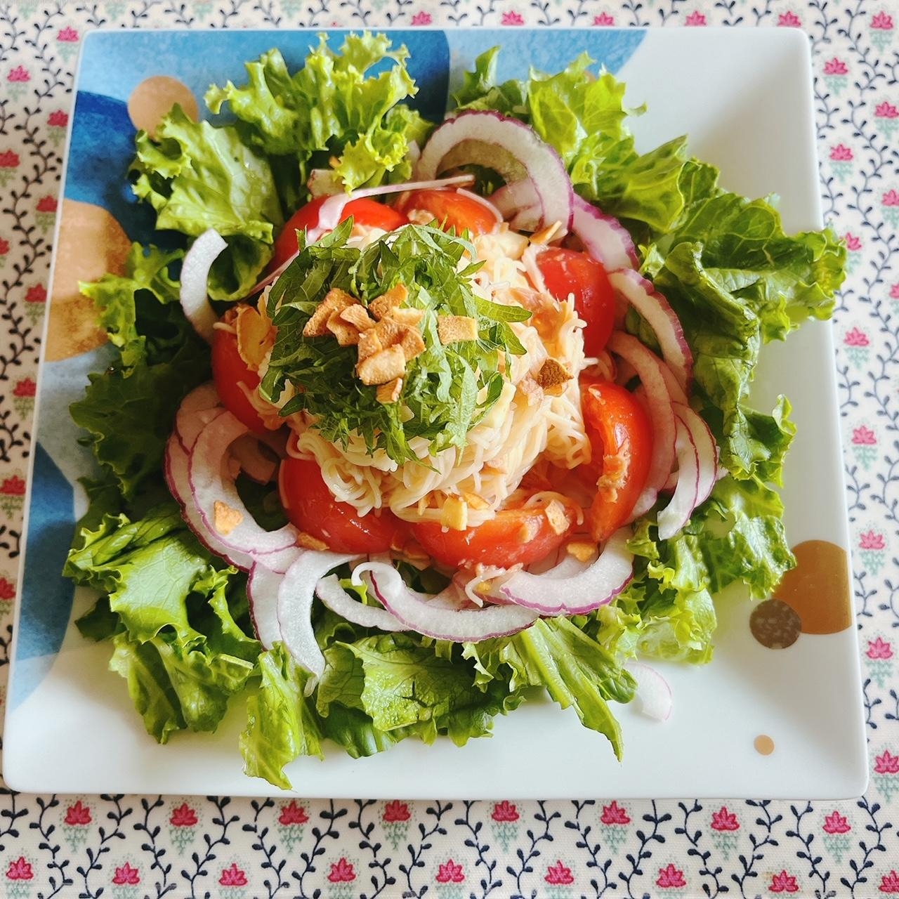 ボリュームたっぷり！フルーツトマトのサラダそうめん