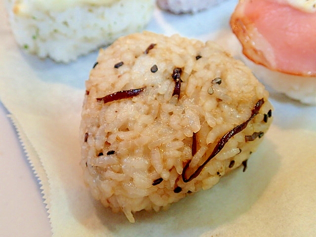 ＣＯで　胡麻油香る・昆布佃煮と黒胡麻の焼きおにぎり