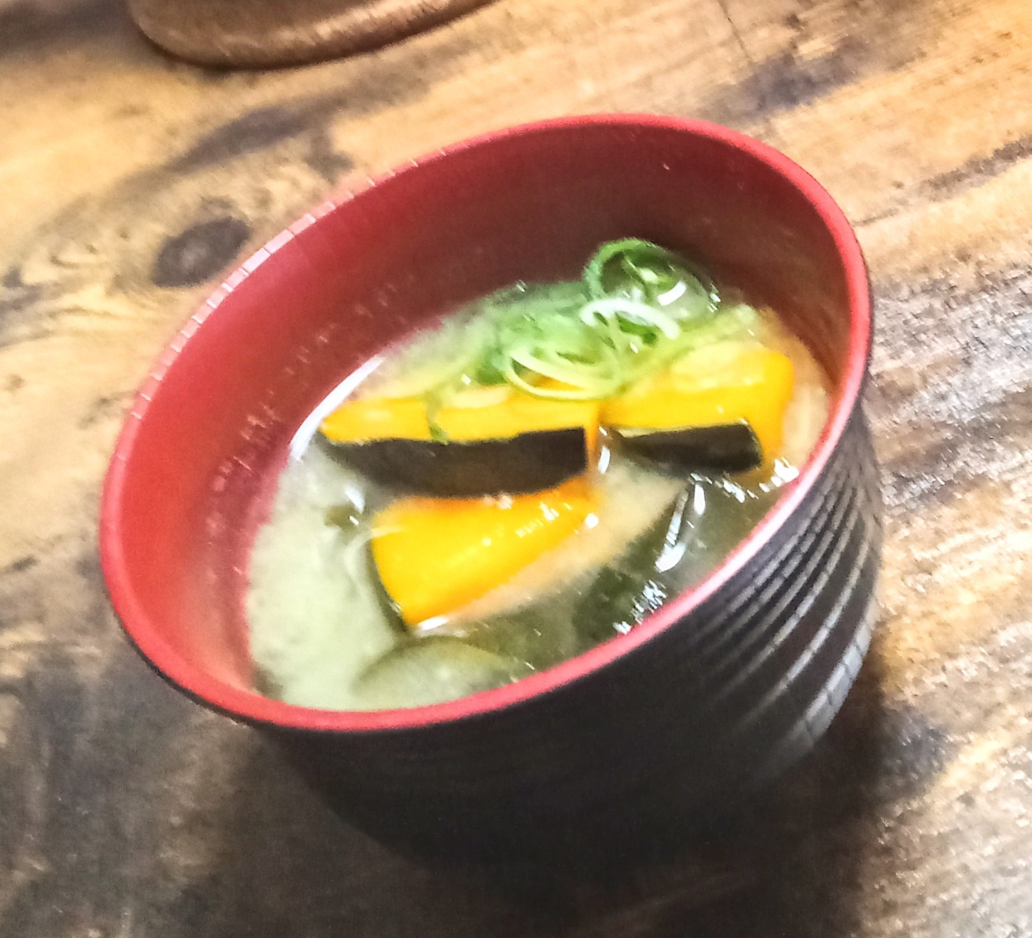 かぼちゃとわかめの味噌汁