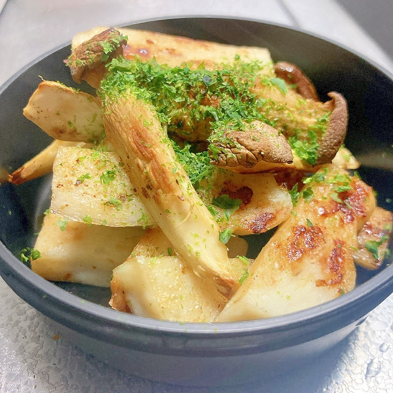 たのしい食感♪エリンギとすじ鉾のバター醤油焼き