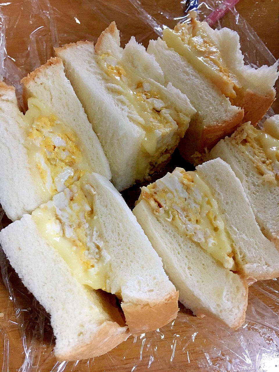 スクランブルエッグ＆チーズのサンドイッチ