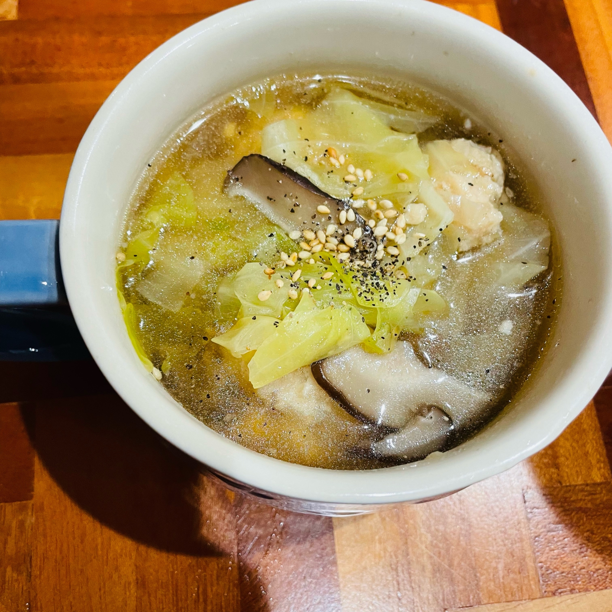 椎茸とキャベツの肉団子スープ！