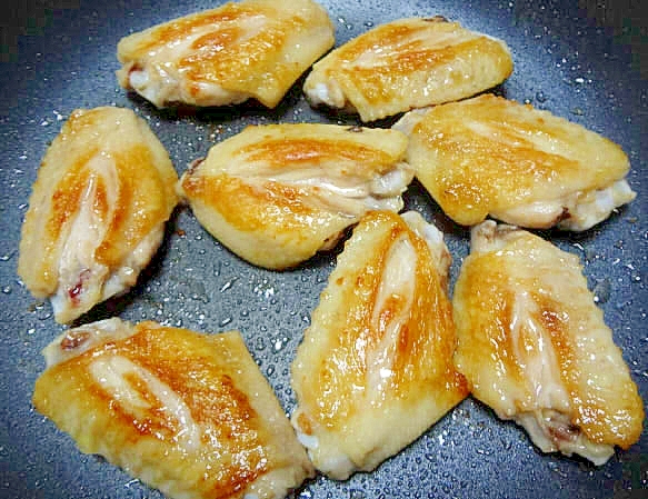 カリッとフライパンで鶏手羽先の塩焼き