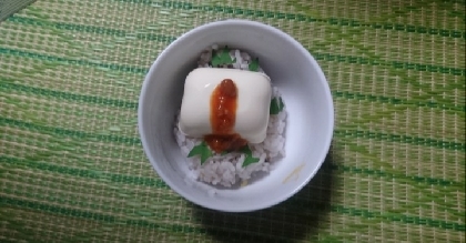 簡単♪すぐ作れる青じそと豆腐の甘いごま味噌丼