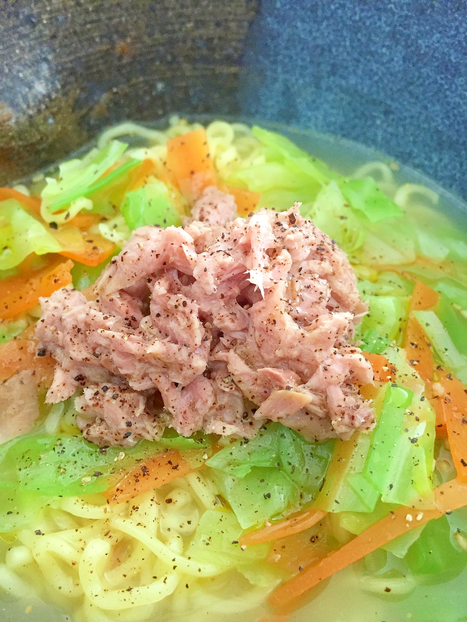 黒い器に盛り付けられたイタ飯風ラーメン