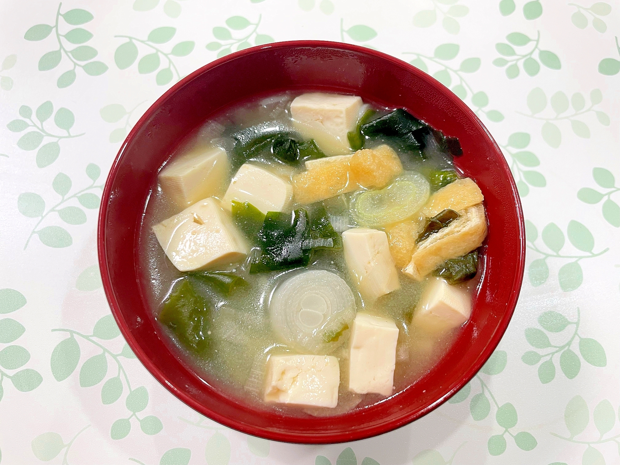豆腐とわかめと油揚げの味噌汁