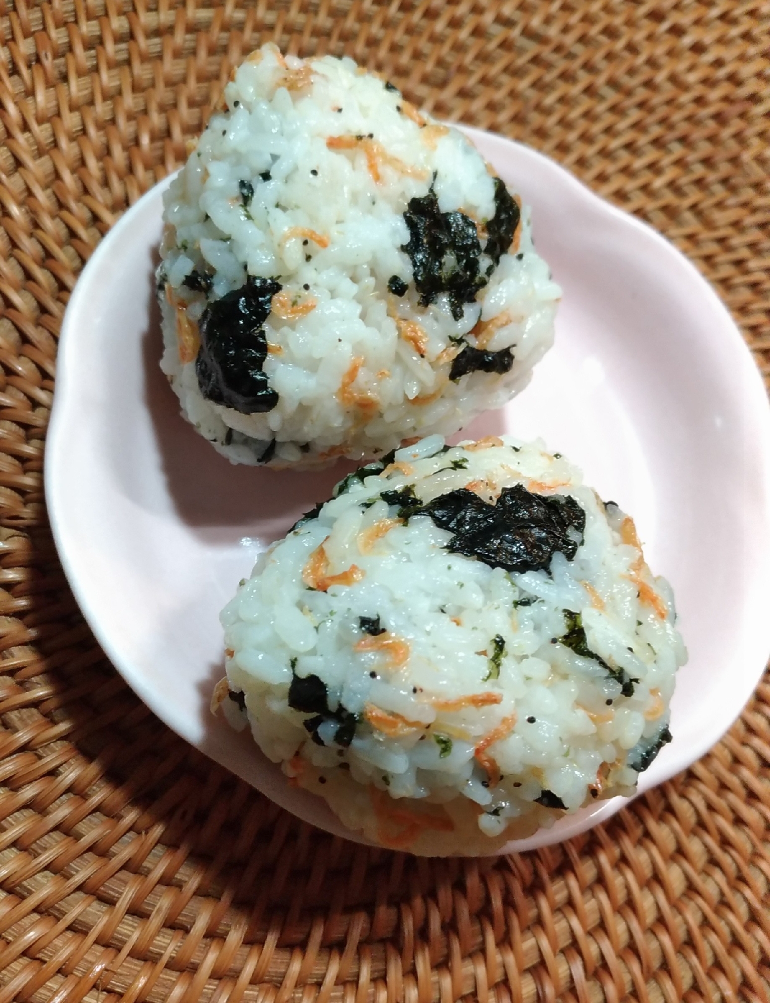 カルシウムたっぷり♪磯香る小エビと海苔のおにぎり