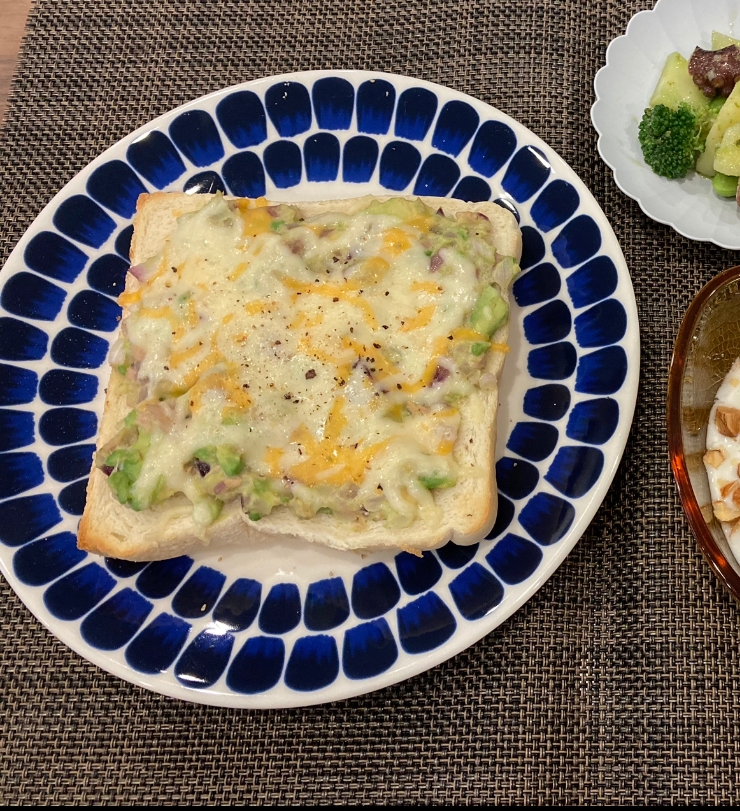 朝食にピッタリ⭐アボガドとツナのチーズトースト