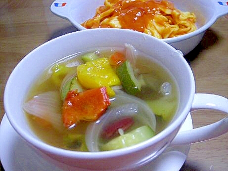 冷凍グリル野菜ミックスでコンソメスープ
