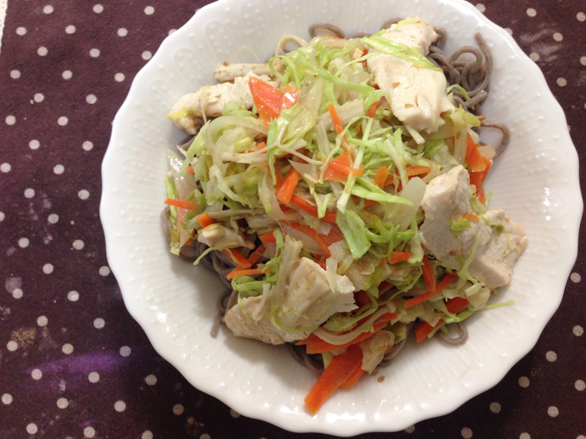 たっぷり野菜と鶏肉のサラダそば