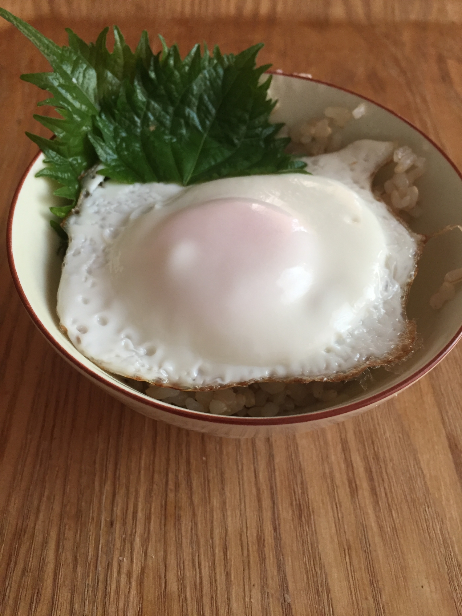 青じそ敷きの目玉焼きごはん