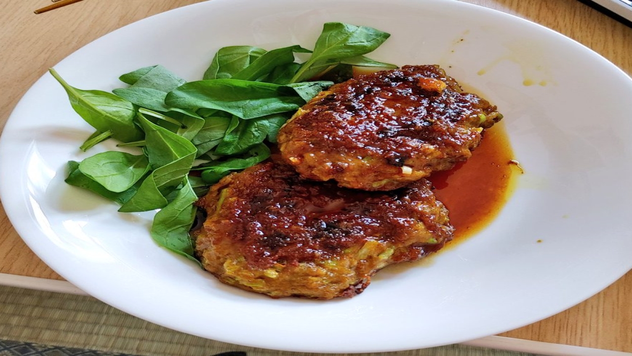 長ネギの牛肉のカレーハンバーグ～ベビーリーフ添え～