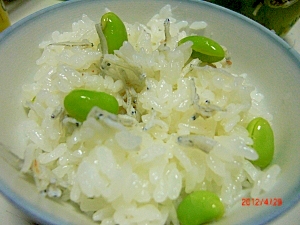 味も彩もばつぐんです！しらすと枝豆混ぜご飯