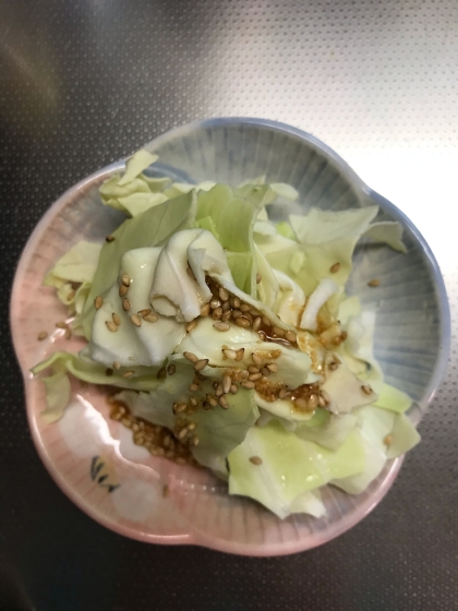 1歳になった長男とキャベツちぎりました♪彼にとって初めてのお料理となりました。調子に乗って半玉くらいちぎっていましたが（笑）子供が手伝えるレシピですね❤️