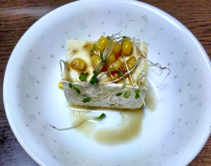 コーンとスプラウトの冷奴