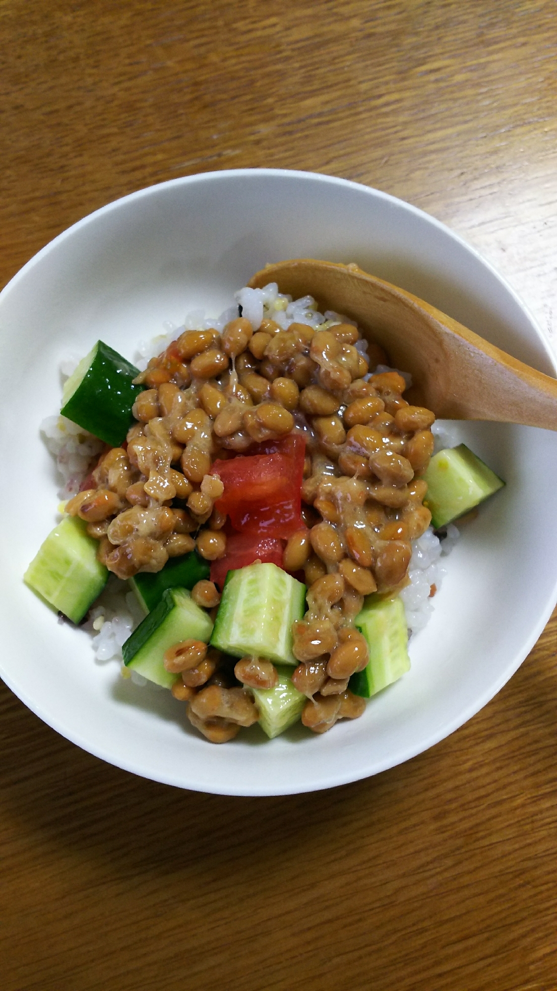 トマトときゅうりと納豆の雑穀米丼