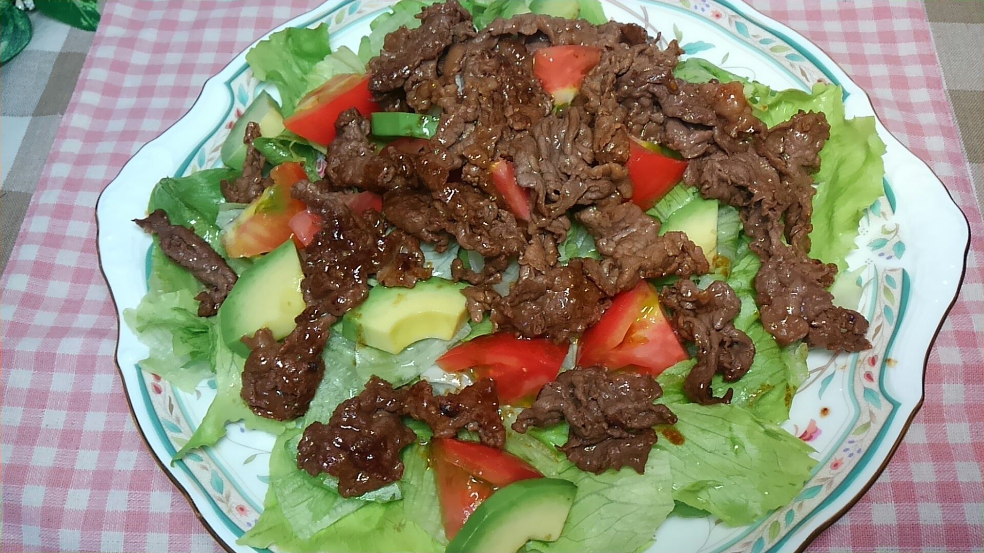 牛肉とアボカドとトマトとレタスで☆焼き肉サラダ