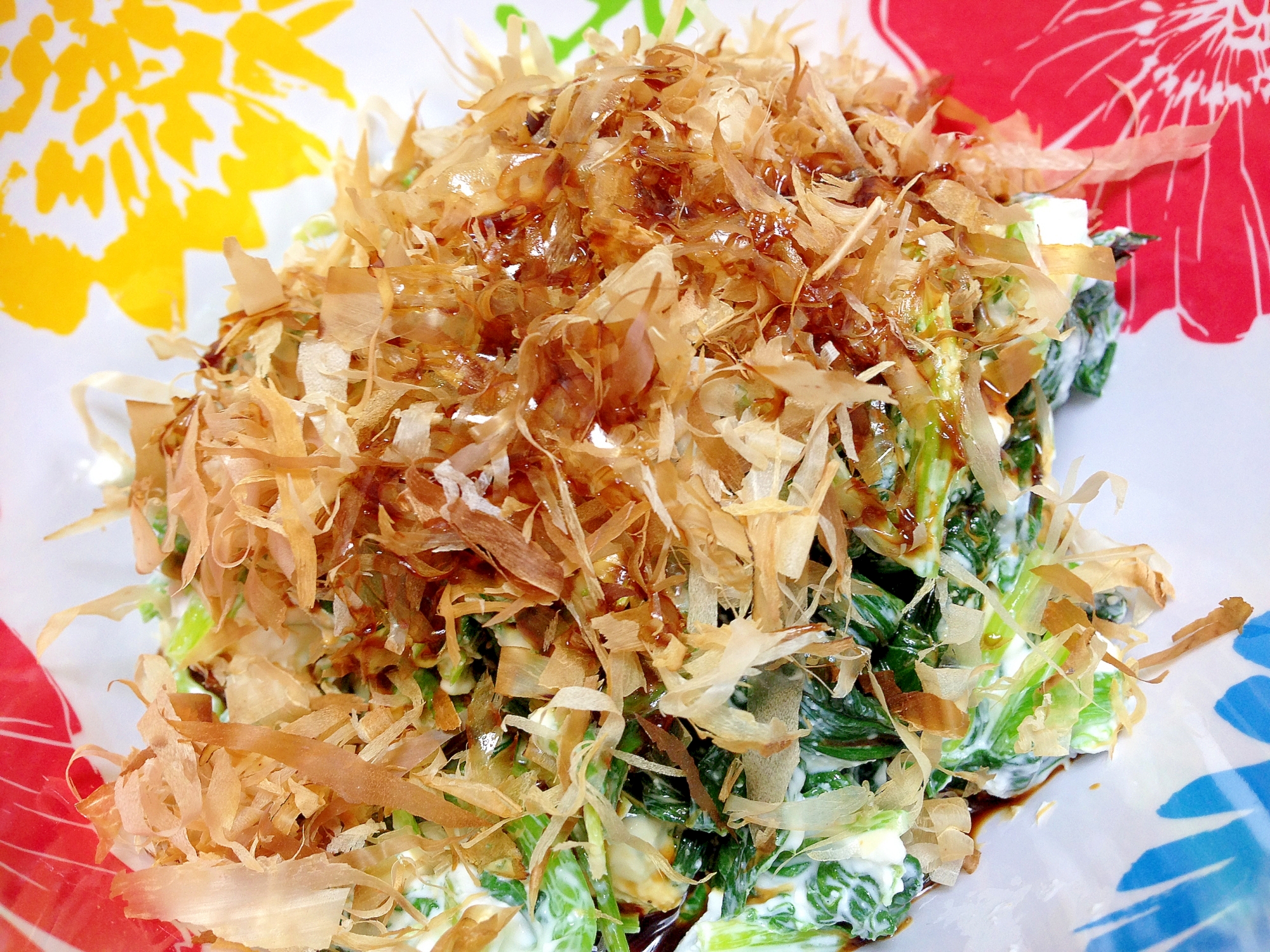 かつお節をかけたほうれん草のカッテージチーズ和え