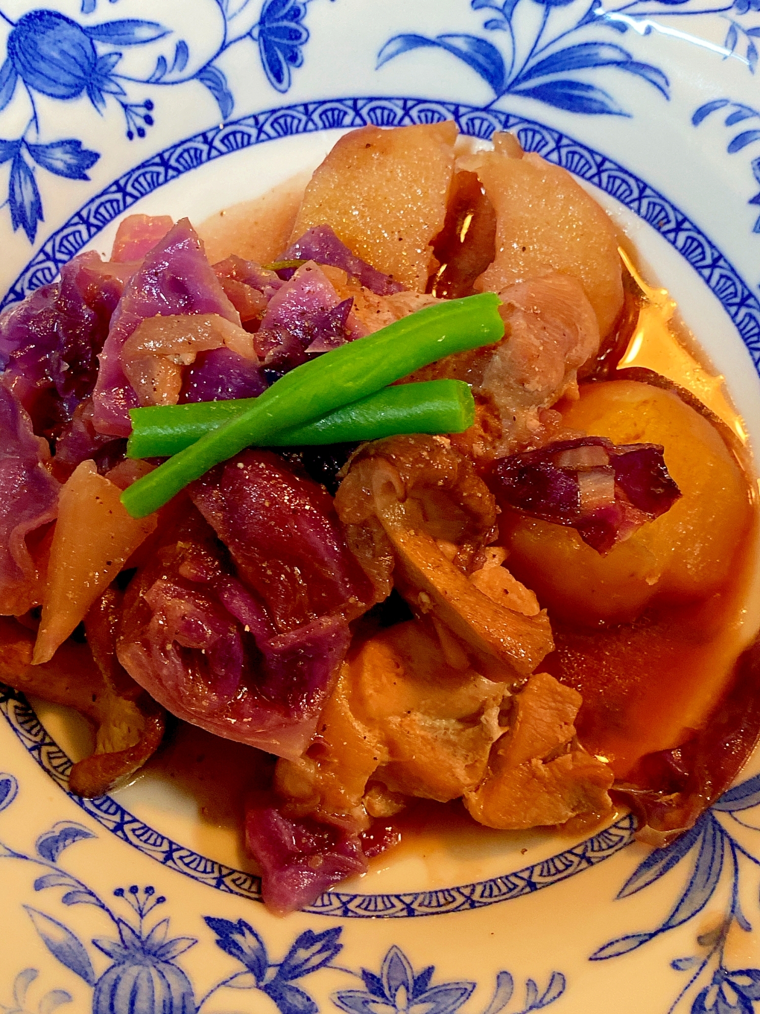 鶏肉と紫キャベツの煮込み