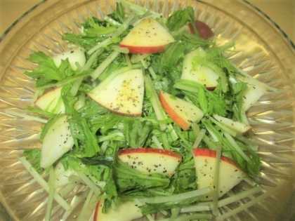 水菜とりんごのサラダ