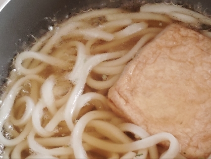 きつねうどんに　ふっくら揚げ