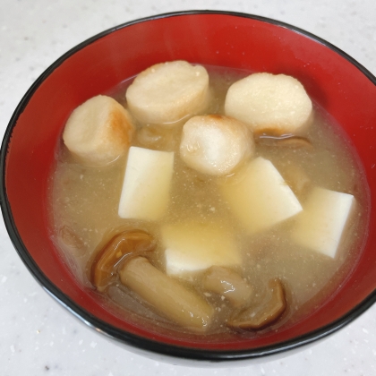 豆腐となめこと麩の味噌汁