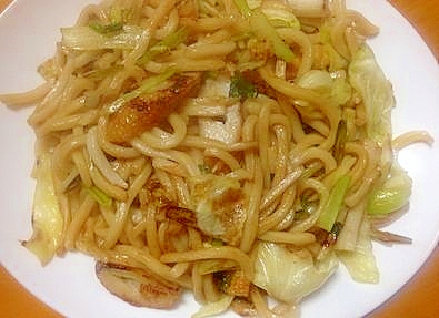 ゴボウ入りさつま揚げとちくわとキャベツの焼きうどん