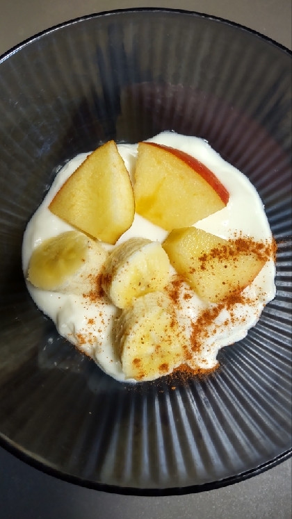 バナナとりんごのシナモンヨーグルト