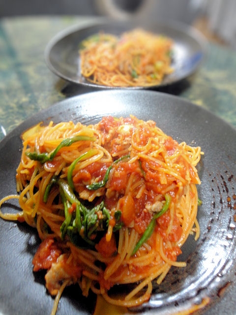 豚肉と春菊のトマトパスタ