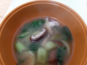 チンゲン菜と椎茸と麩の味噌汁