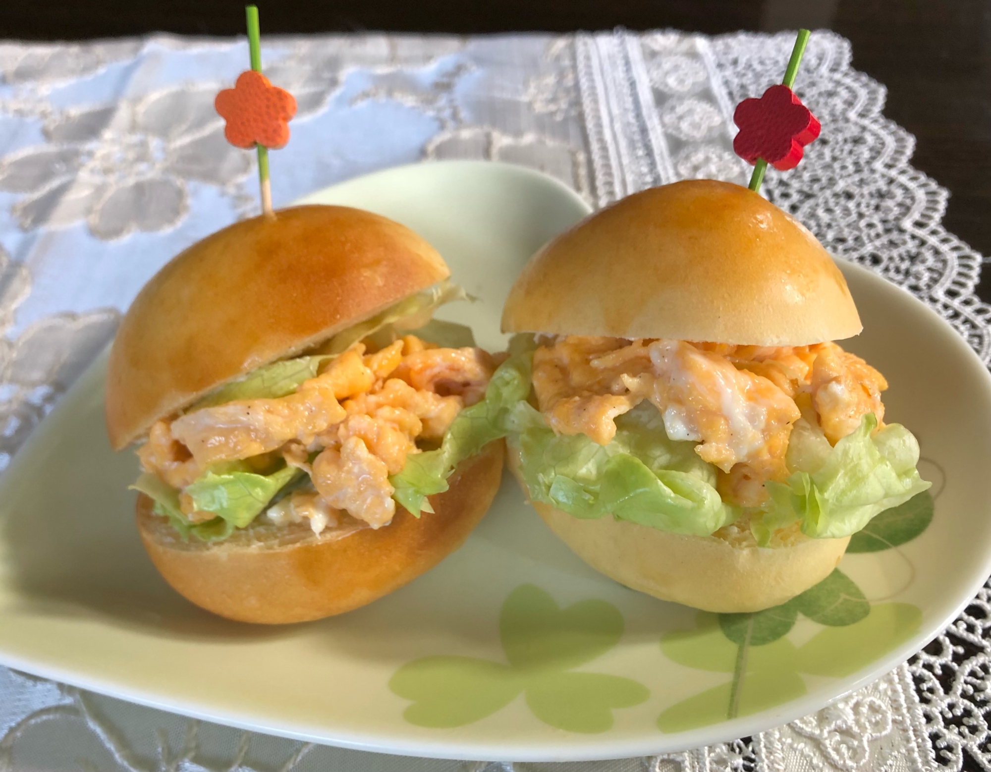 白い皿に盛り付けた炒り卵のサンドイッチ