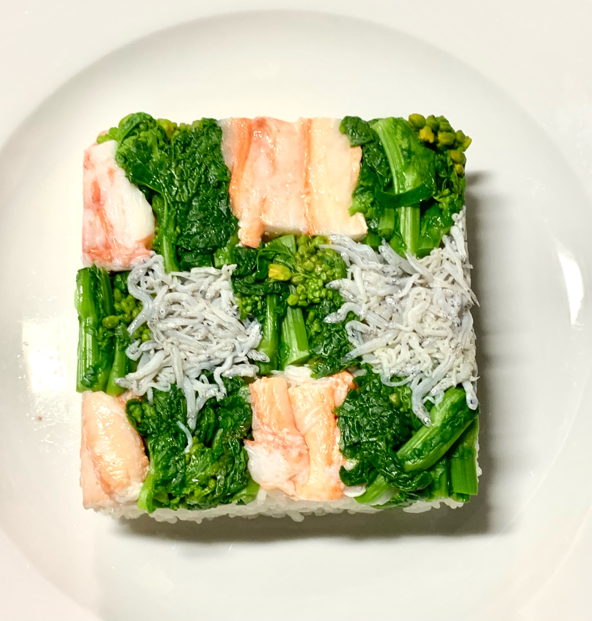 お正月にも、菜の花と蟹肉としらすの押し寿司