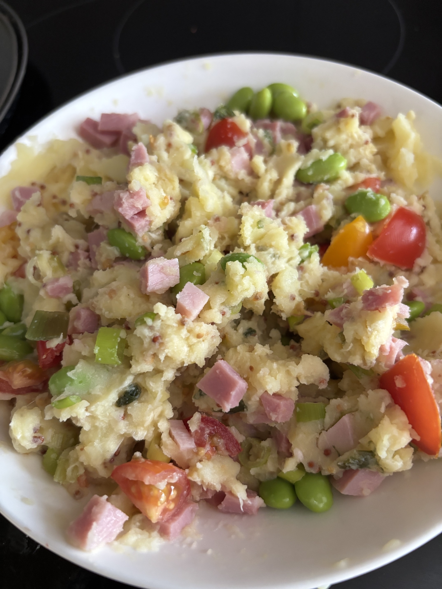 ハム、トマト、枝豆入りポテトサラダ