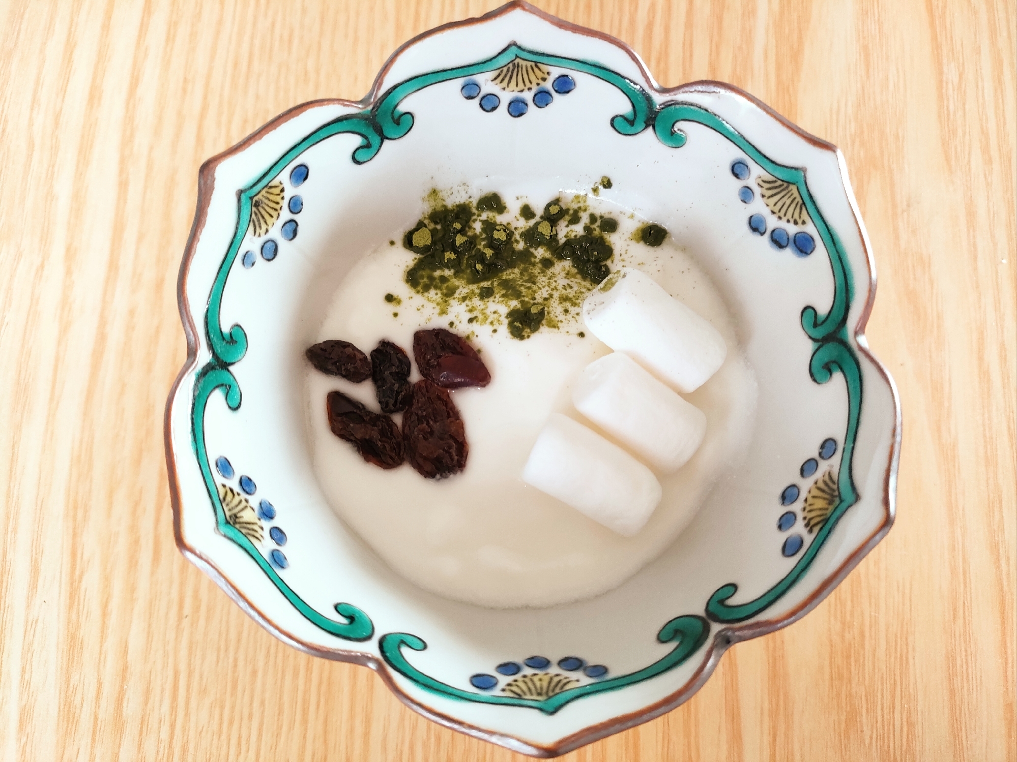 レーズンとマシュマロと抹茶のヨーグルト