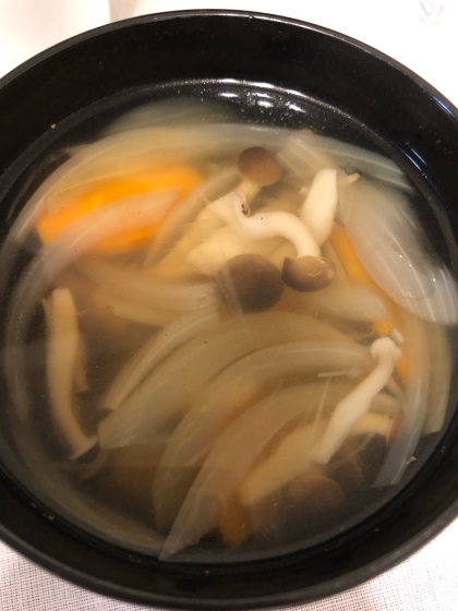 玉ねぎとしめじとニンジンのコンソメスープ