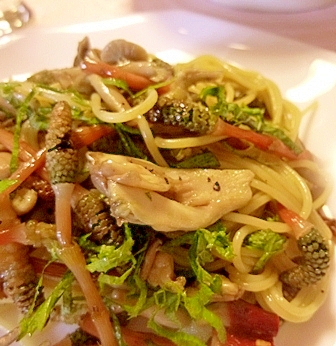 白い皿に盛り付けられたつくしの和風パスタ