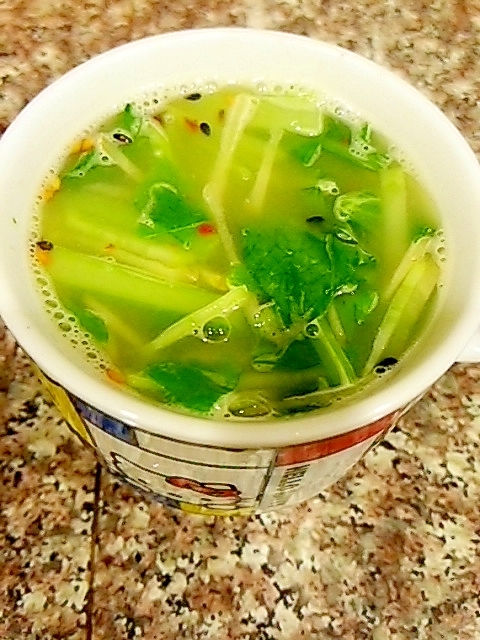 ブロ茎とセロリのグリーンカレースープ