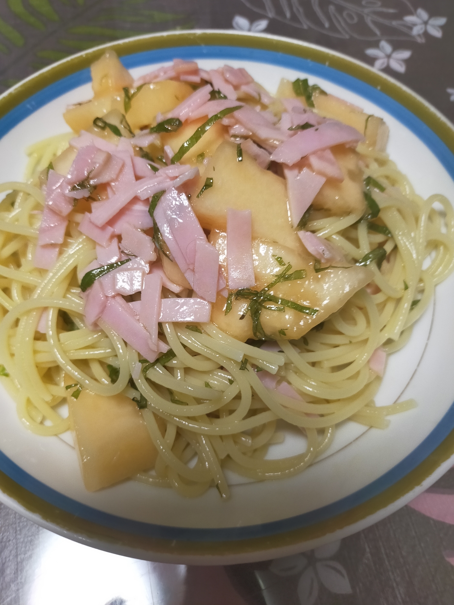 メロンとハムと紫蘇の冷製パスタ