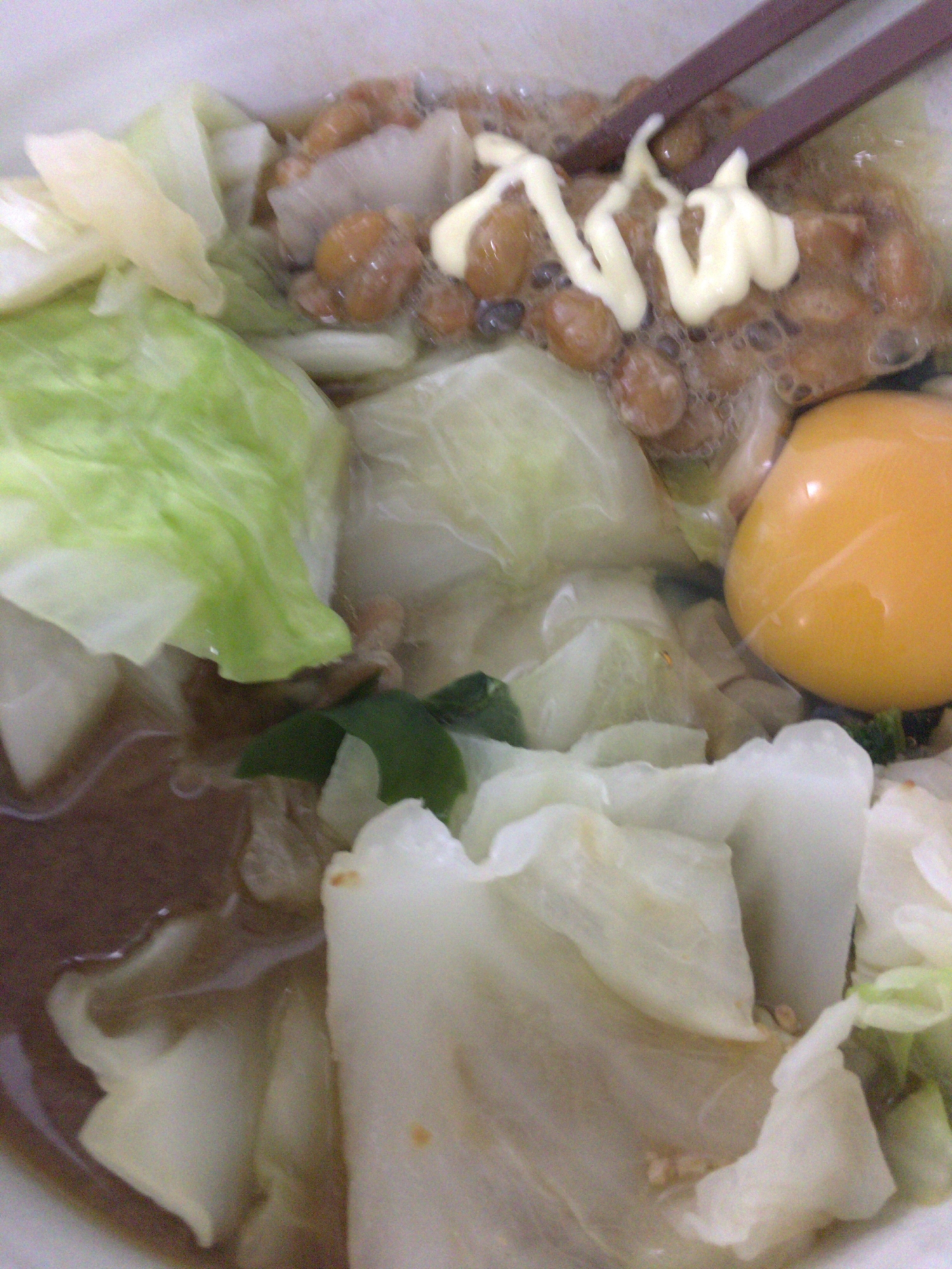 鶏ガラで味噌汁♪納豆マヨ